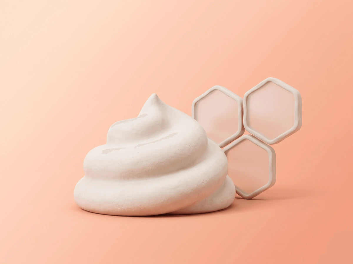 Texture translucide évoquant les céramides, gouttes dorées