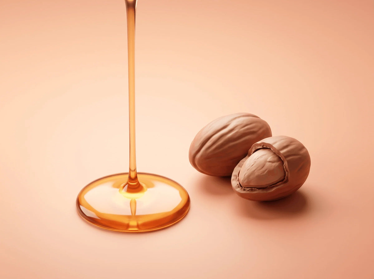 Noix d'argan et huile dorée qui coule, lumière chaude